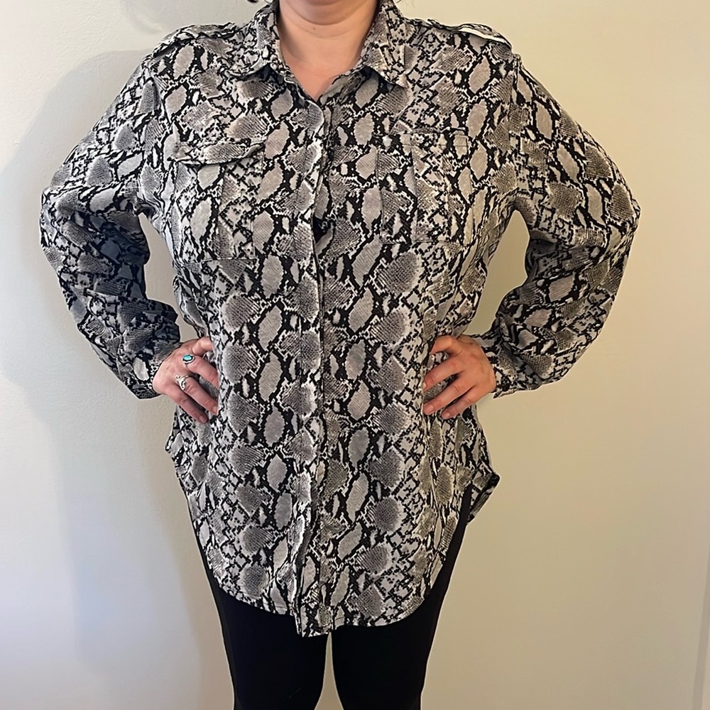 Boohoo Gray snake print blouse Size 20